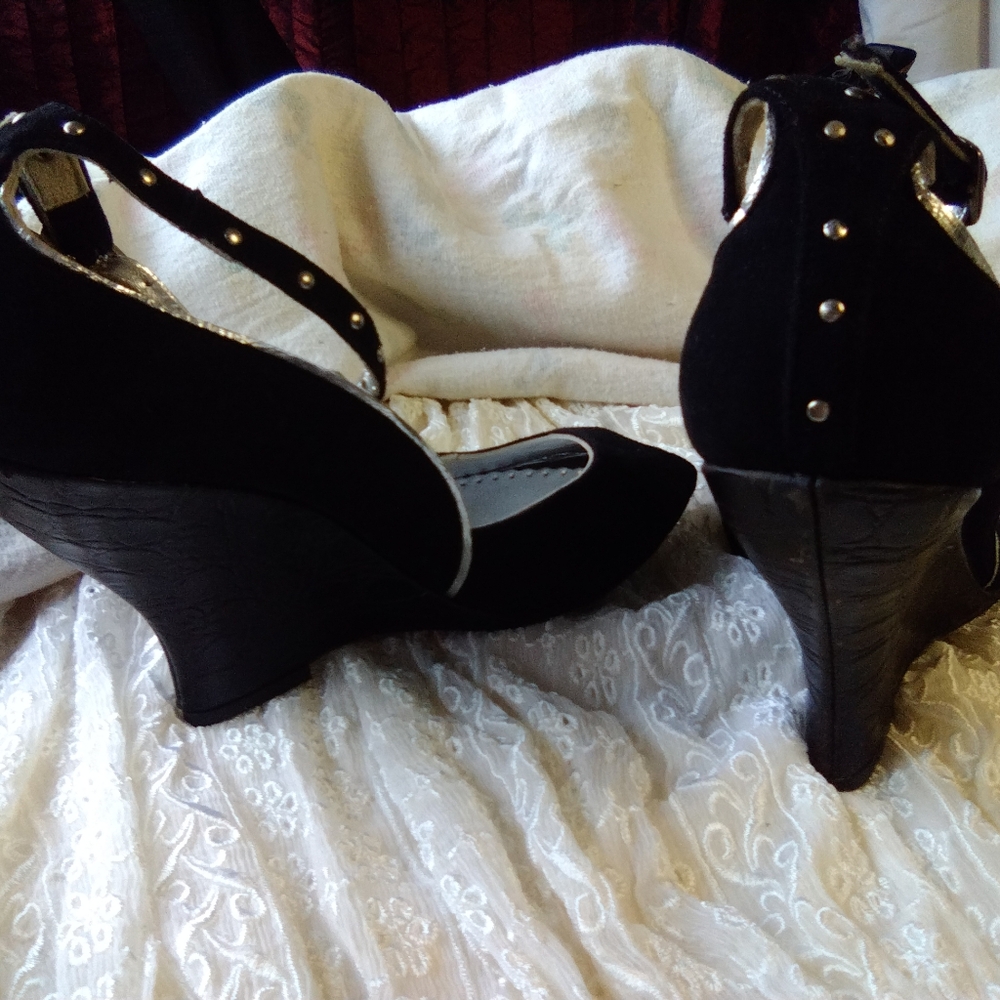 Steven Madden "Rheena" black Velvet Wedges trimmed in silver,made in Spain. - Picture 2 of 10
